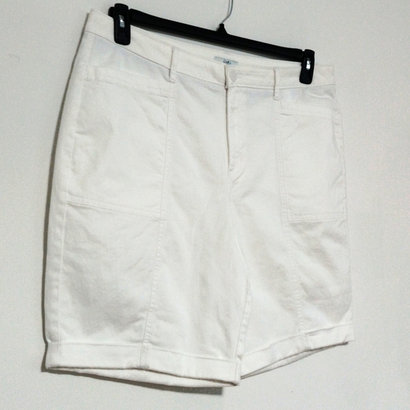 Women White Shorts / Size 18 - Picture 2 of 6